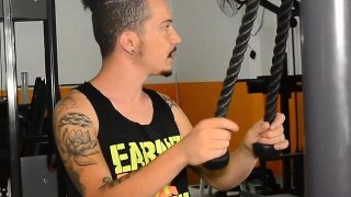 Personal trainer safado come seu cliente no meio da academia